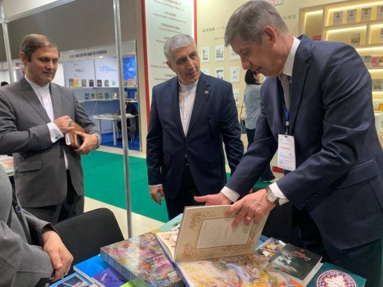 بازدید دیپلماتها و مقامات فرهنگی از غرفه ایران در نمایشگاه بینالمللی کتاب باکو